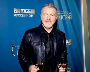 Музыкант взял две статуэтки «Виктории» и с лёгкой иронией поблагодарил академиков